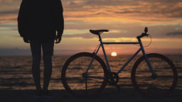 クロスバイクと夕日
